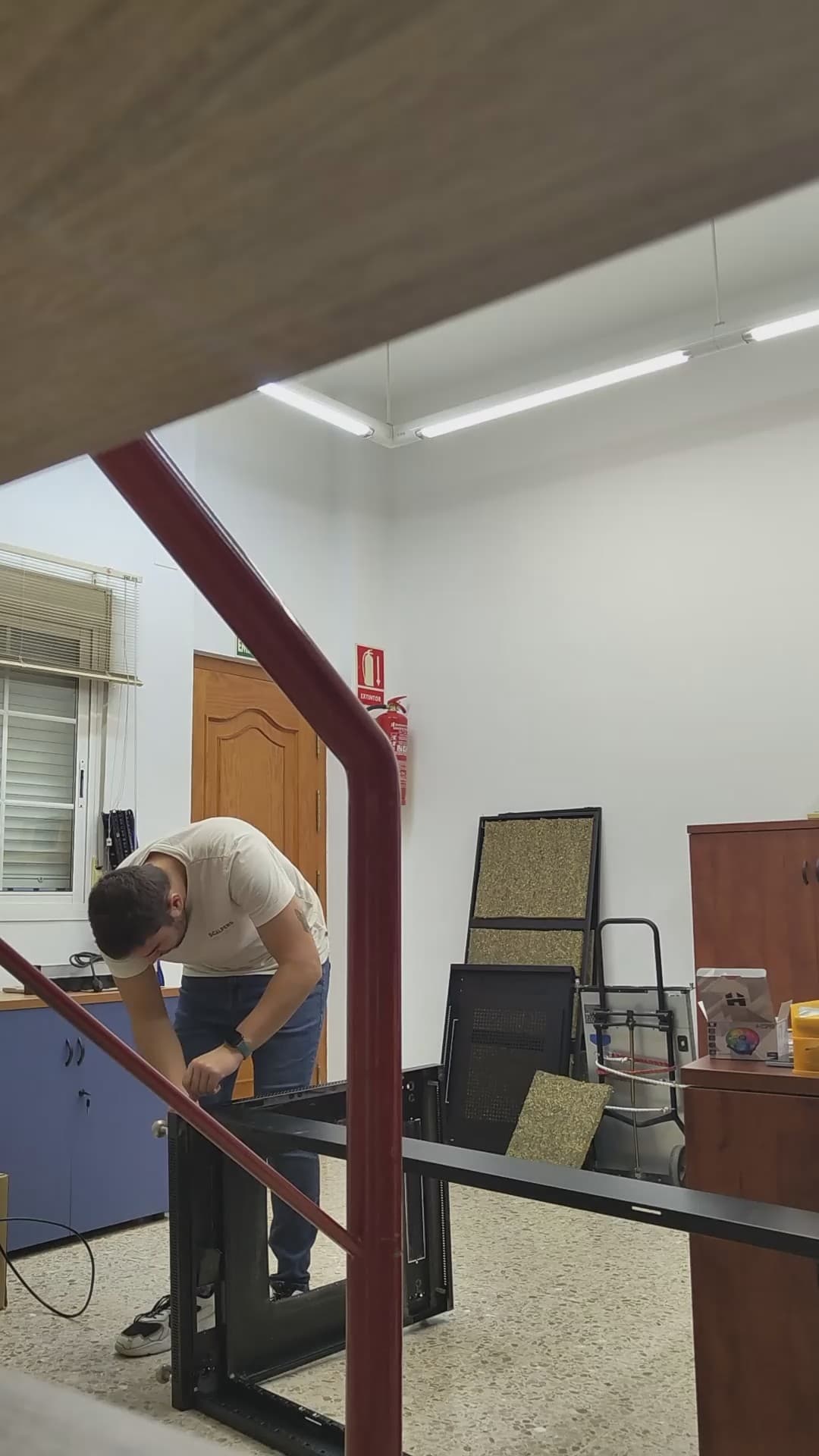 Armario rack de servidores de comunicaciones en empresa